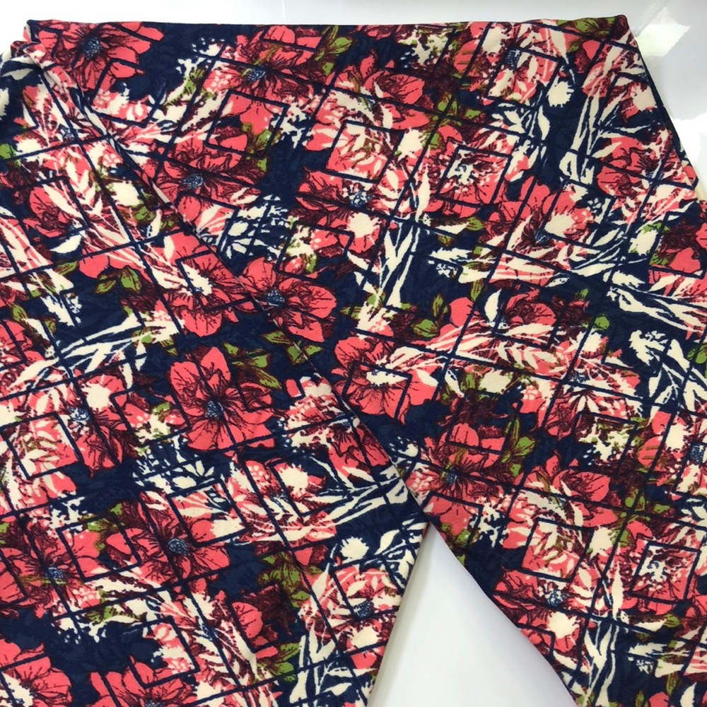 LuLaRoe Tall & Curvy Leggings